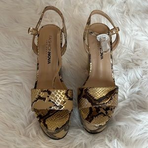 FashionNova size 6 high heel sandal